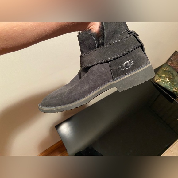 Ugg Boots Size 8.5 - Picture 8 of 11